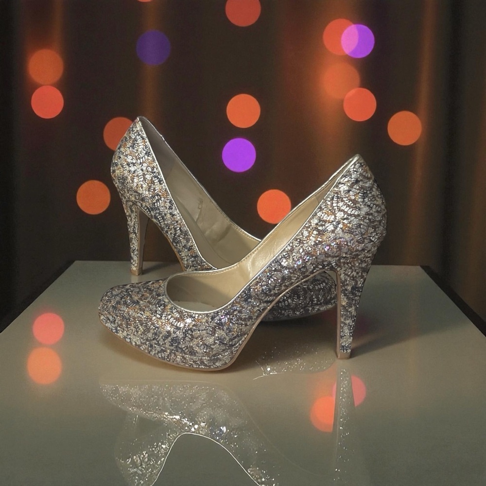 Nine West size 9 1/2 women’s Elegant Silver Glitter Heels